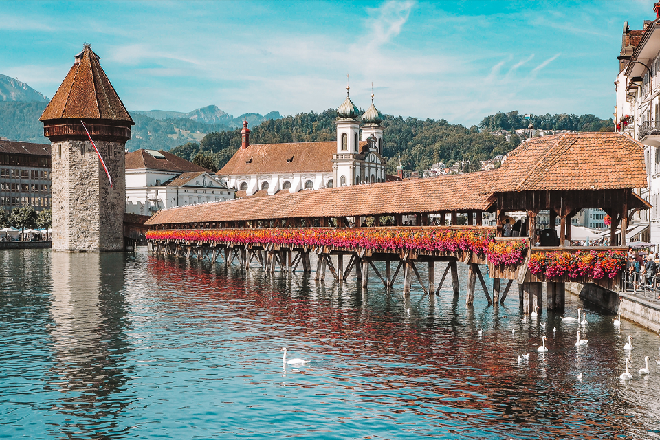 Vẻ đẹp độc đáo của cây cầu gỗ Chapel, Thụy Sĩ