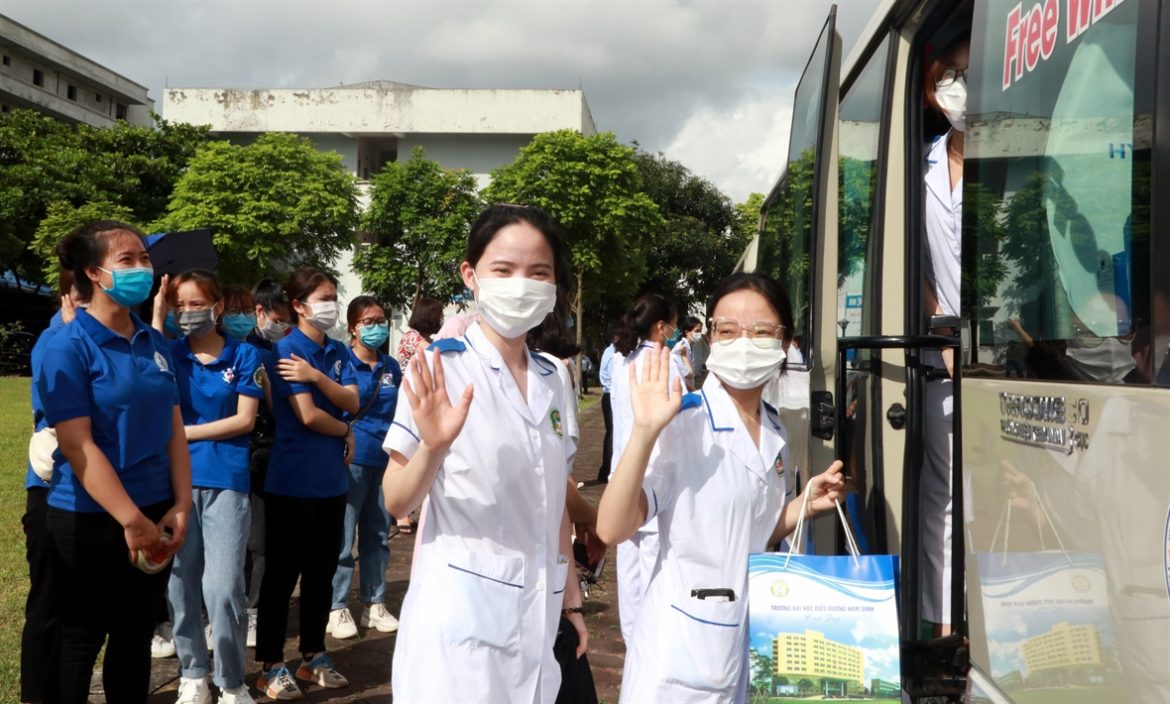 Tình nguyện viên Lâm Đồng hăng hái lên đường chống dịch COVID-19 tại Bình Dương