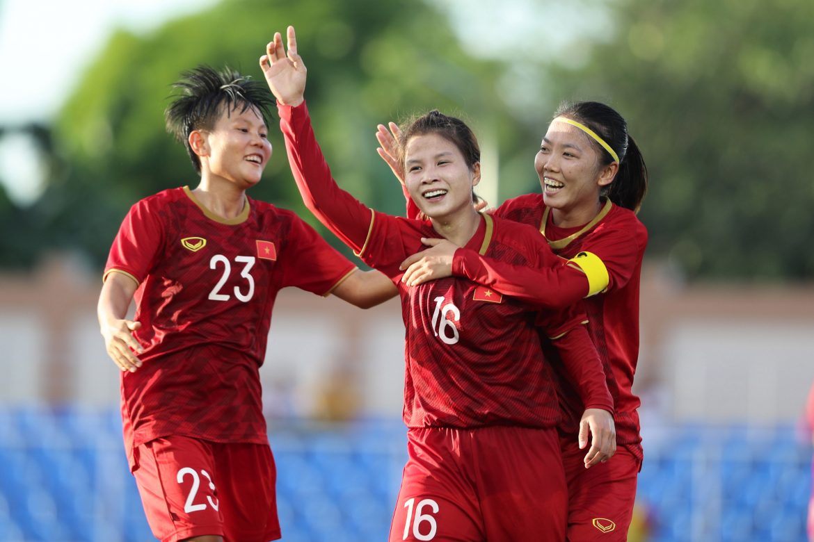 Buổi tập đầu tiên đầy hứng khởi của đội tuyển bóng đá nữ Việt Nam