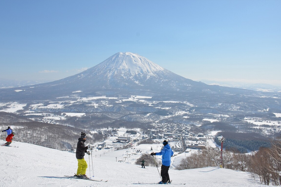 Thử thách thú vị với trượt tuyết hoặc trượt ván trên tuyết ở Nhật Bản