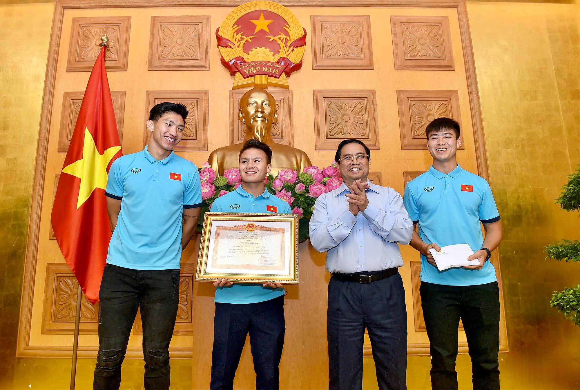 Thủ tướng chính phủ trao bằng khen cho công lao của ĐT bóng đá Việt Nam