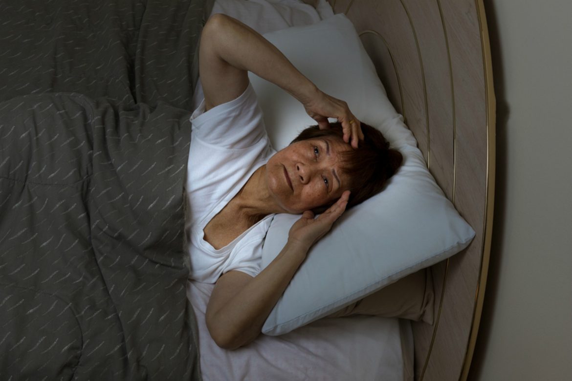 Tìm hiểu nguyên nhân và cách điều trị chứng mất ngủ ở người già